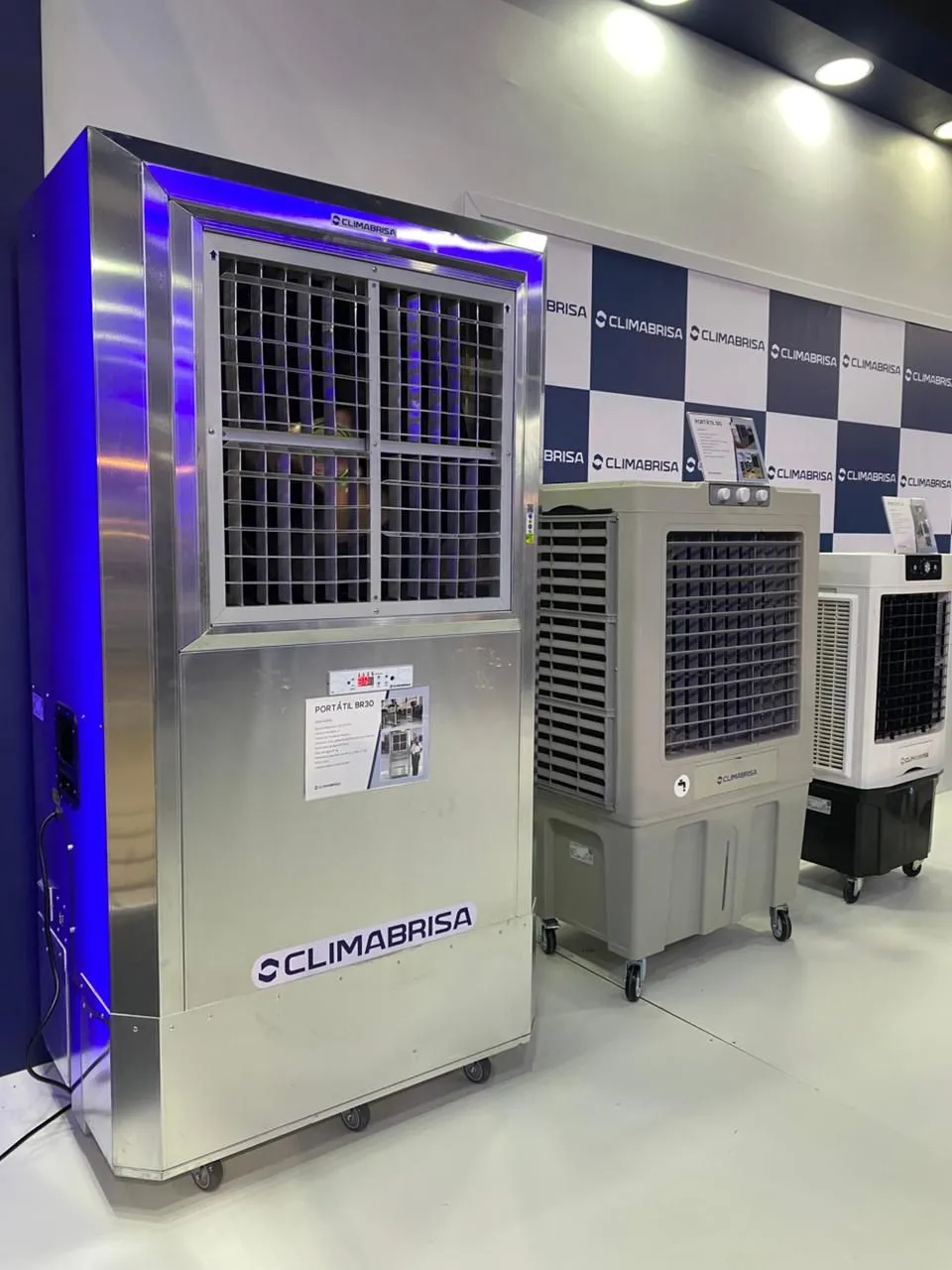 Climabrisa Portátil BR30 em inox, ao lado dos modelos portáteis da linha