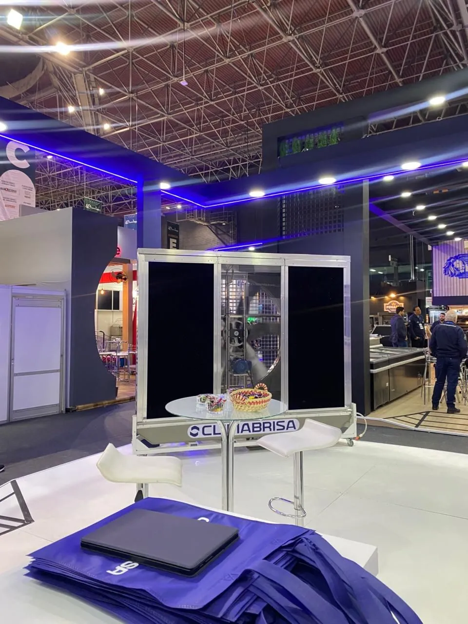 Estande da Climabrisa em feira do setor