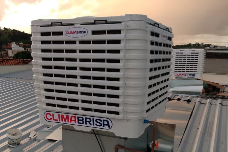 Instalação de climatizador de parede em indústria