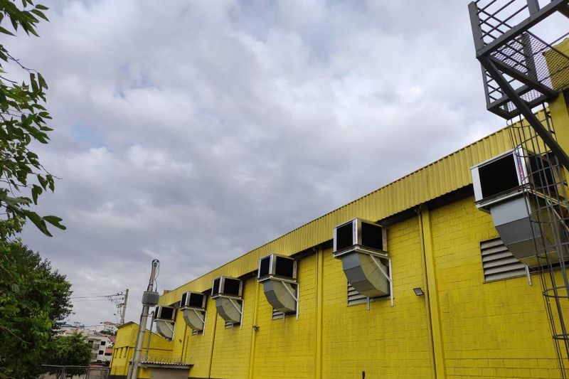 Climatizador industrial em operação