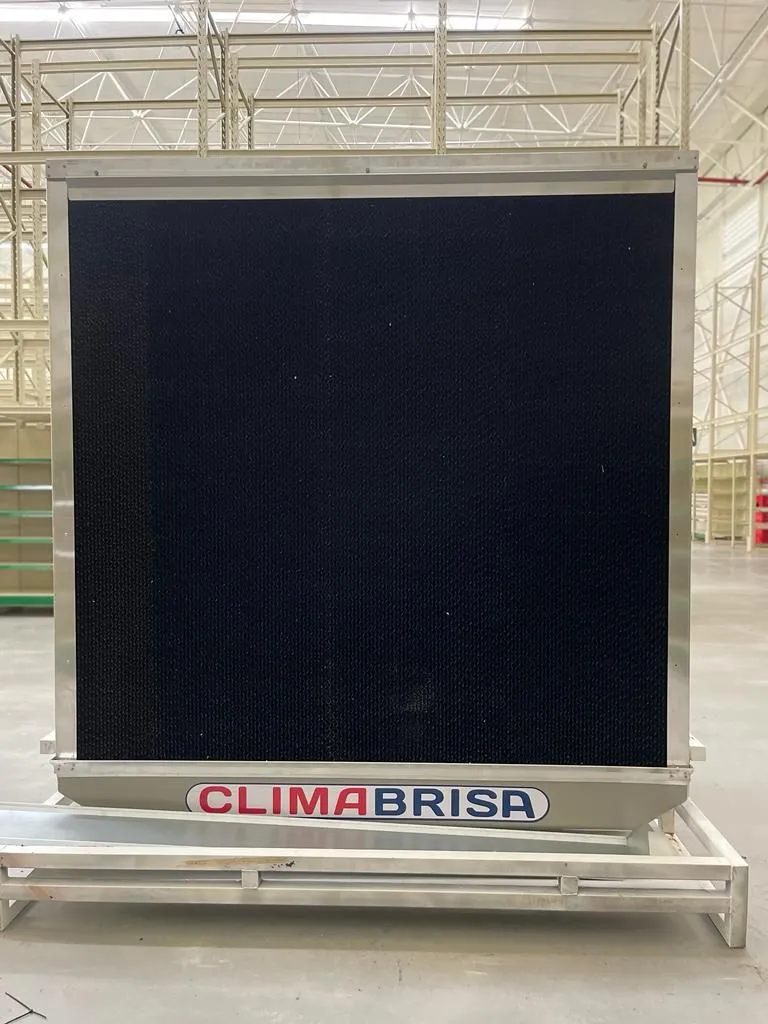 Painel evaporativo (colmeia) de climatizador Climabrisa instalado em galpão