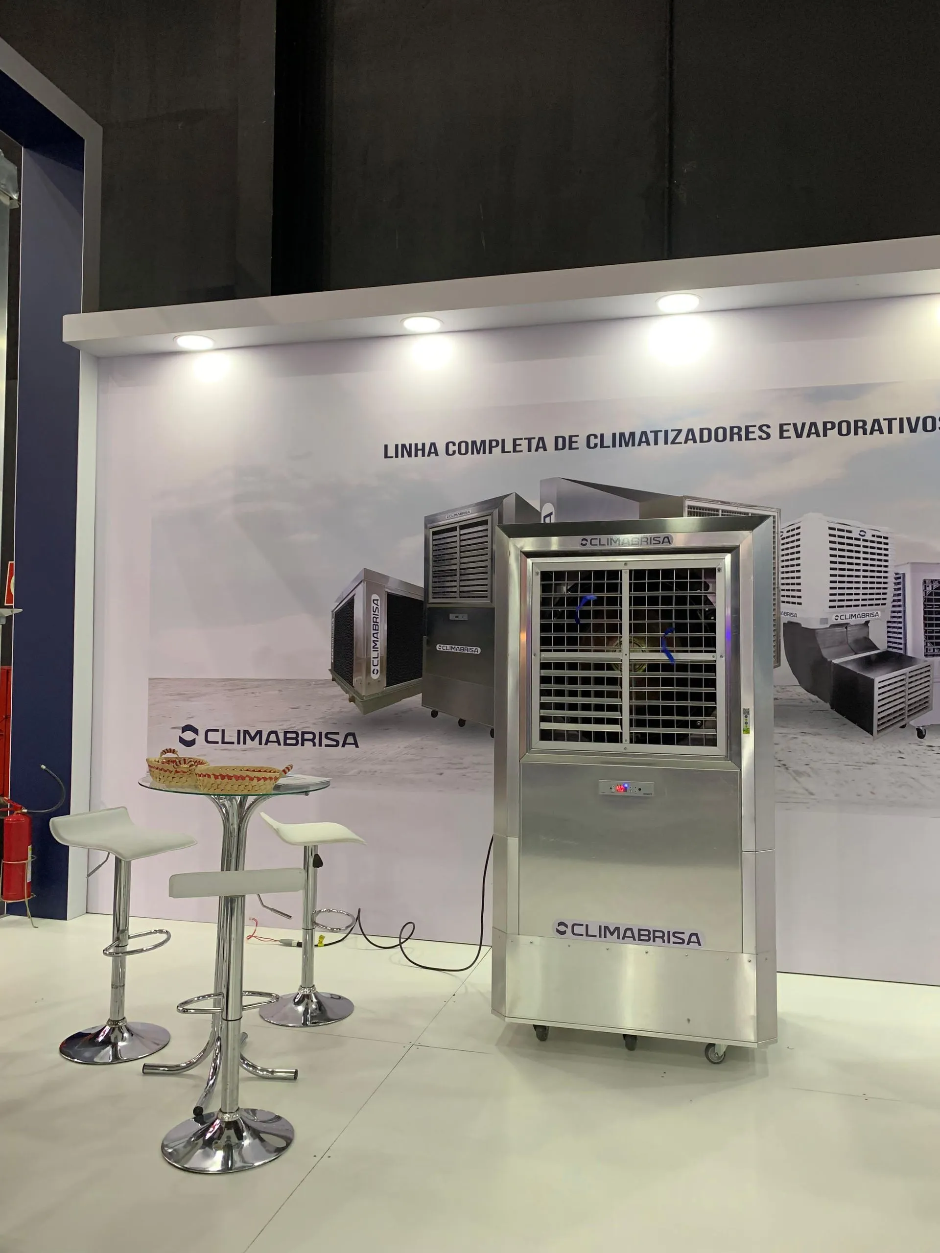 Estande Climabrisa com climatizador em inox e o painel da linha completa