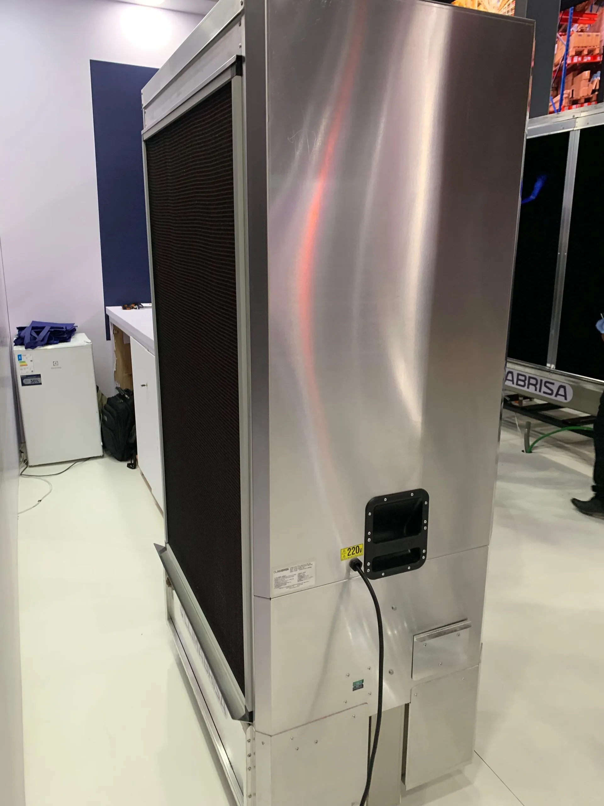 Lateral de climatizador Climabrisa em inox, com o painel evaporativo à mostra