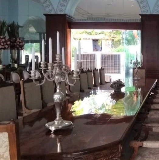 Salão de jantar clássico com climatizadores posicionados na área externa, junto à entrada