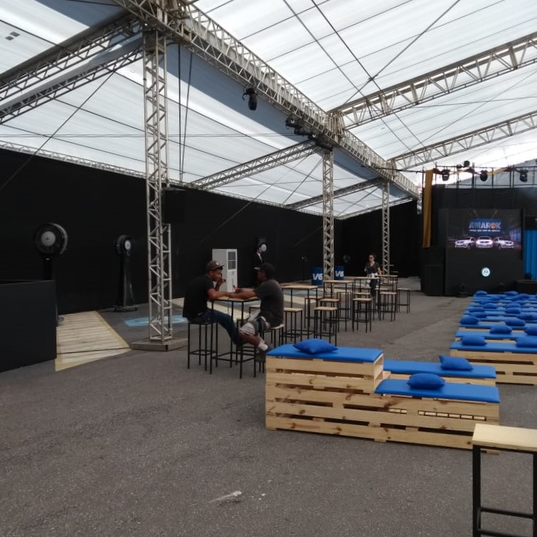 Evento corporativo em tenda com lounge, atendido por climatizadores de coluna