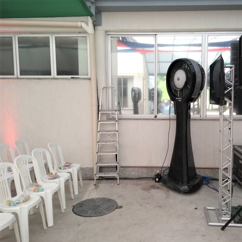 Climatizador de coluna montado na área de apoio do evento, antes da abertura ao público