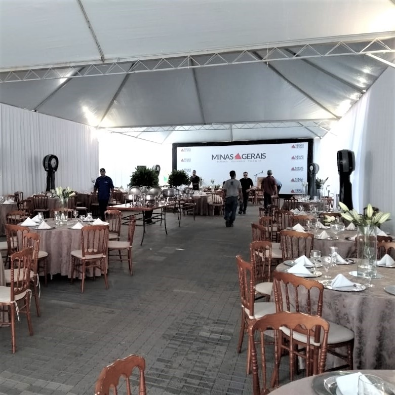 Tenda montada para evento do Governo de Minas Gerais, com climatizadores de coluna nas laterais